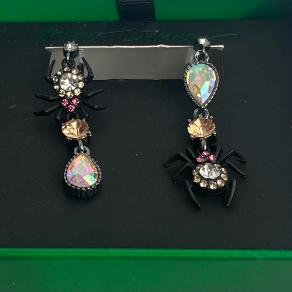 BETSEY JOHNSON Halloween Mismatched Sparkle Spider Dangle Leverback Earrings NWT - Picture 3 of 7